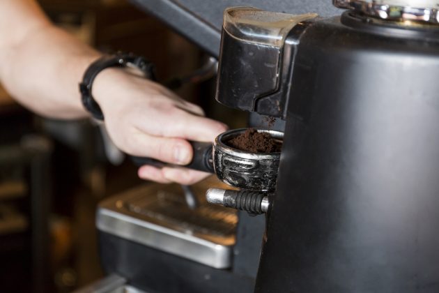 Kávová usadenina do odtoku nepatrí – ako ju využiť?